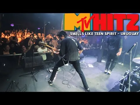 Concierto en vivo con la banda sobre el escenario